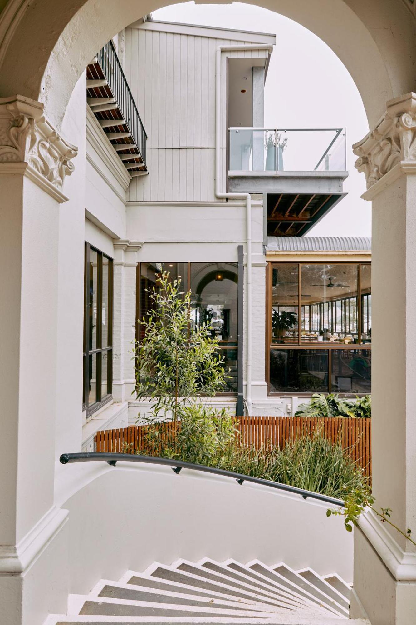 Lorne Hotel 4*